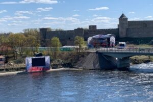 В Ивангороде установили экран и сцену для празднования 9 Мая — и развернули их в сторону Эстонии. Что об этом известно