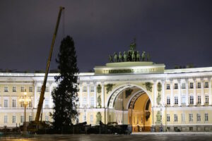 На Дворцовой площади установили главную новогоднюю ель Петербурга